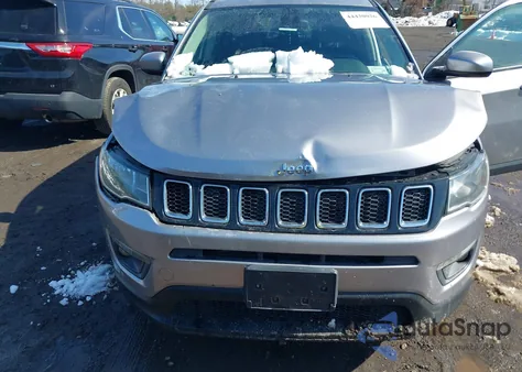 2018 Jeep Compass Latitude 4X4 z USA, uszkodzony, nr VIN 3C4NJDBB8JT239910